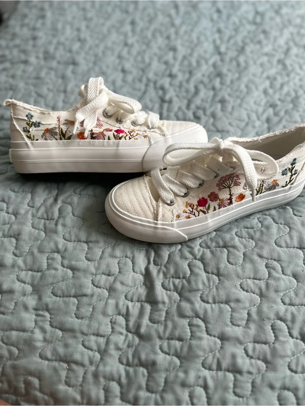 Blowfish Cream Canvas Low-Top Sneakers - Sand Dollar Bee